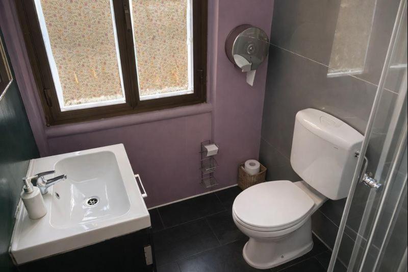Cama en habitación compartida femenina de 6 camas